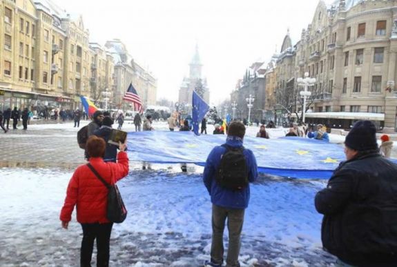 Hatalmas EU-zászlóval tüntettek Temesváron az igazságszolgáltatás függetlensége mellett