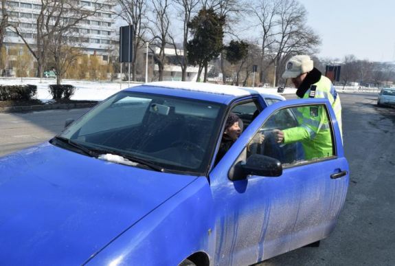 Büntetés helyett márciuskát osztogattak a rendőrök