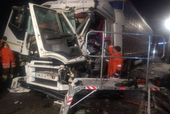 Kamion ütközött egy csúszásgátló anyaggal megrakott hókotró géppel 