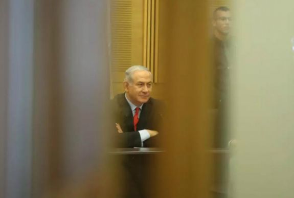 Egyidejűleg hallgatták ki Benjámin és Sara Netanjahut