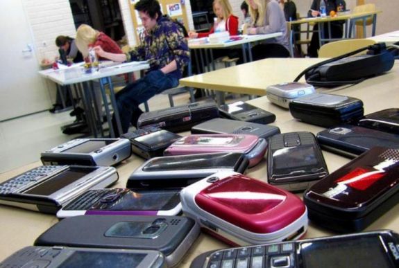 Kitiltják a francia iskolákból a mobiltelefonokat