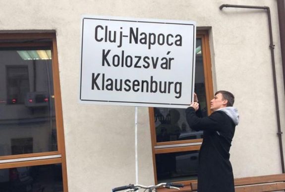 Ismét visszakerült a kolozsvári polgármesteri hivatalhoz a többnyelvű tábla