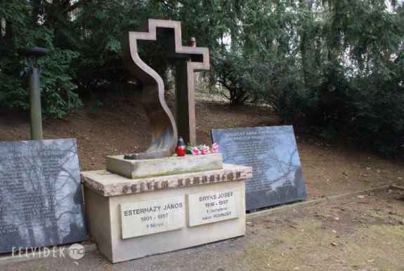 Főhajtás Esterházy János emléke előtt Prágában