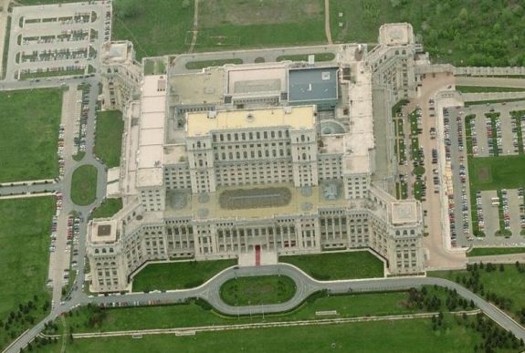 Az USR kéri, hogy nyissák meg a parlamentet körülvevő zöldövezetet