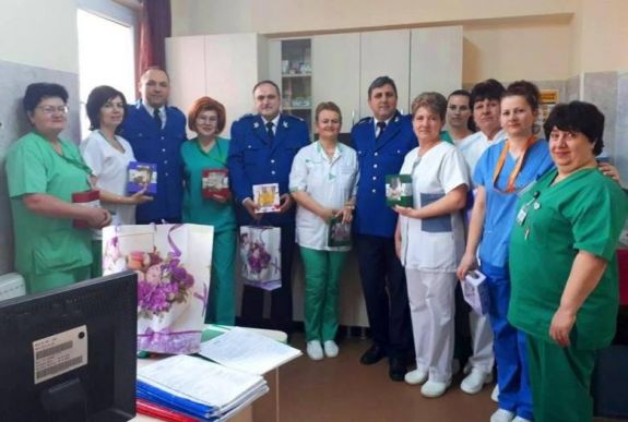 Virágot osztottak a rendőrök és csendőrök is