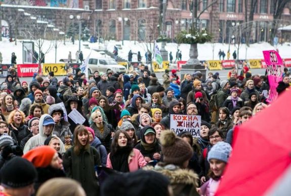 Szélsőjobboldaliak támadtak a nőnapi felvonulókra Kijevben