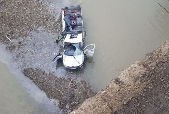 Lezuhant a hídról egy kisteherautó, egyik utasa meghalt