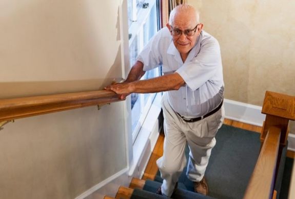 Ezért nehezebb a lépcsőjárás időskorban