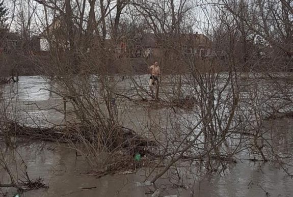 Folyóba ugrott részeg férfit menekítettek ki a tűzoltók