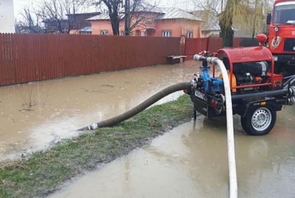 FRISSÍTVE - Brassó megyében is háztartásokat öntött el a víz