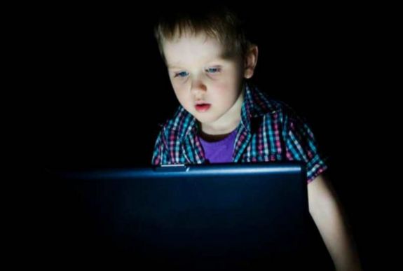 A pornó egy kattintásra van a gyermekektől – nem ugorhatjuk át a szexuális nevelést