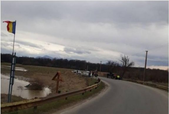 Ittasan nekihajtott egy lovasszekérnek, majd az Oltba zuhant autójával egy nő