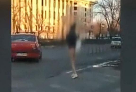 Senki sem segített a zavart elmeállapotú, félmeztelen bukaresti lányon