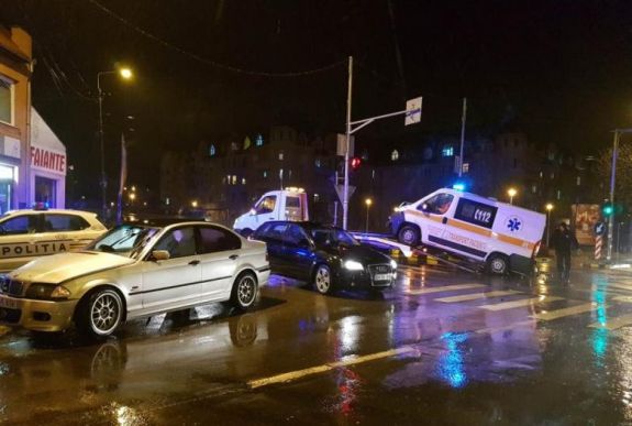 Két mentőautót is összetörtek szombaton este Nagyváradon