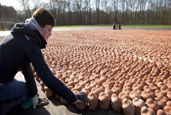 Hatszázezer kuporgó agyagfigurával tisztelegnek az első világháború áldozatai előtt