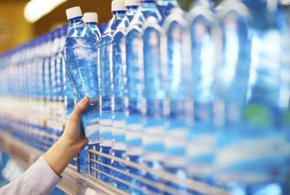 Kiderült, hogy sok palackozott víz tele van apró műanyagdarabokkal