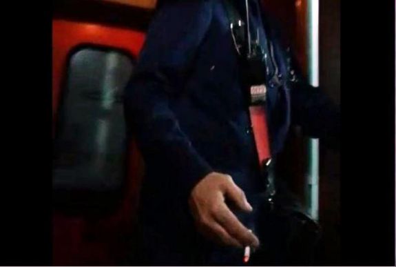 Nekik szabad? Vidáman pöfékelt egy kalauz a vonaton