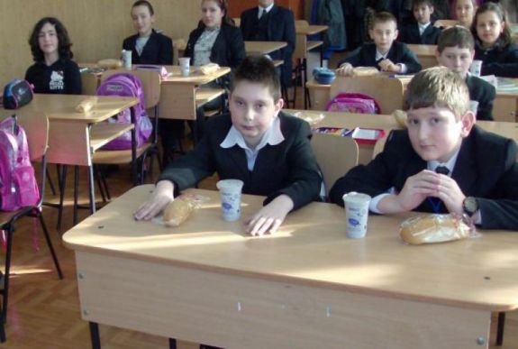 Törvénytervezet: mézet kaphatnak a kisdiákok az iskolában