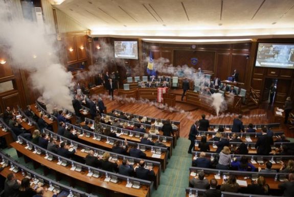 Könnygázt dobtak a koszovói parlamentbe az ultranacionalista képviselők