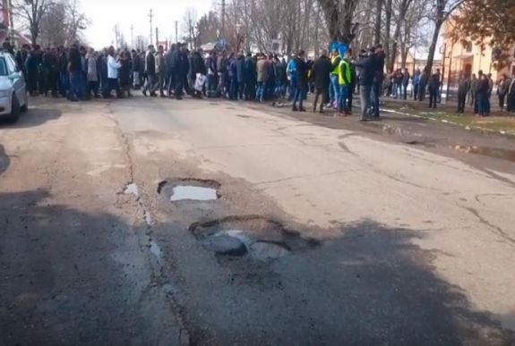 Az Aradot Világossal összekötő rossz út miatt tüntettek 