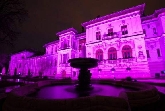 Lilába borul hétfő este a Cotroceni-palota