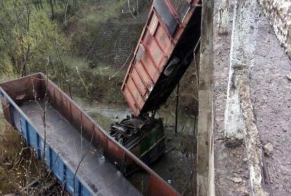 Harminc méteres szakadékba zuhant egy teherautó