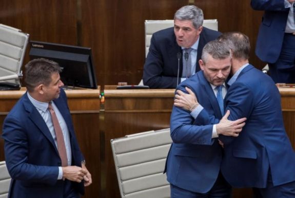 Bizalmat szavazott az új szlovák kormánynak a parlament