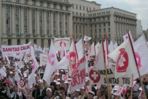 Sztrájkőrséget áll a Sanitas a minisztériumok előtt
