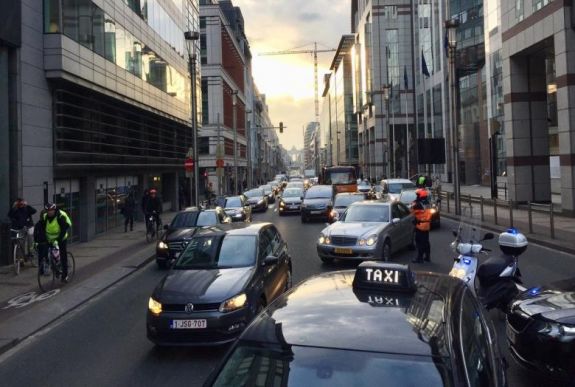 Az Uber miatt tüntetnek taxisok Brüsszelben