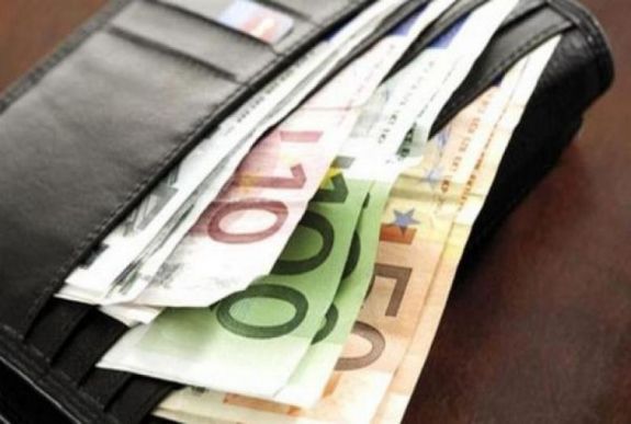 Romániában történt: nem vágták zsebre az utcán talált 2350 eurót