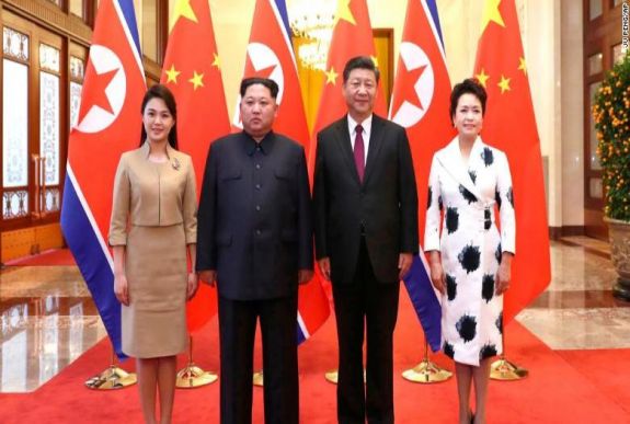 Először hagyta el Észak-Koreát a diktátor, Trumppal tárgyalna