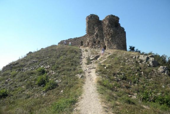 Nem találnak tervezőt a világosi és a solymosi várromok felújítására