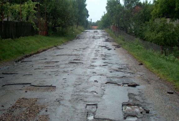 Bődületes összegbe kerülne az összes kátyú betömése a hazai közutakon