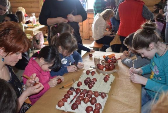 Több mint ezer tojás hímesítésével készültek húsvétra Szatmárnémetiben