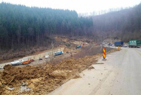 Földcsuszamlás miatt teljes útzár van Bihar megyében