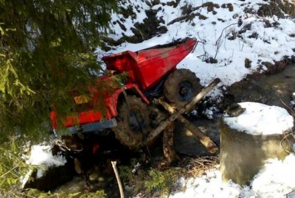 FRISSÍTVE - Szakadékba zuhant, és a munkagép alá szorult a csíkszentdomokosi férfi