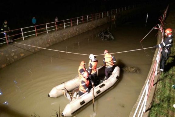 Csatornába borult az autó, alig élte túl a sofőr