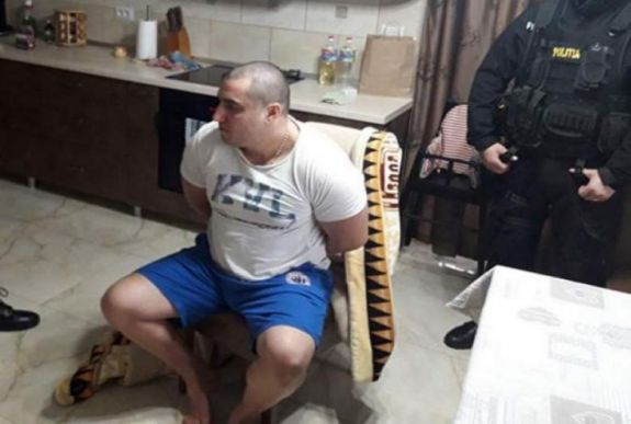 Bíróság elé került a rendőrre karddal támadó férfi