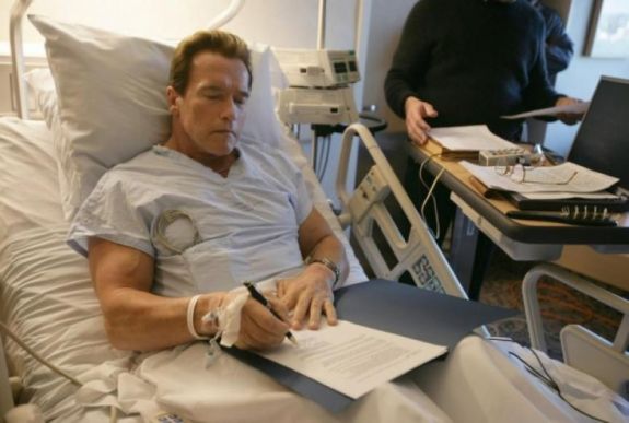 Életmentő műtétet hajtottak végre Arnold Schwarzeneggeren
