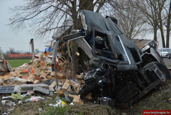 FRISSÍTVE - A magyar utak állapota okozta a romániai kamionsofőr halálát?