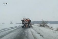 Lezártak két autópályát és hét országutat, több mint száz vonatot töröltek