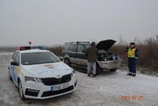 Autópályán didergő romániaiakat kínáltak forró teával a magyar rendőrök