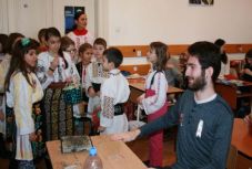 Márciuskákat kaptak Csíkszeredában a magyar diákok román kisiskolásoktól