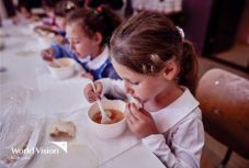 Felmérés: inkább lemondanánk az ajándékunkról, hogy segítsünk a rászorulókon