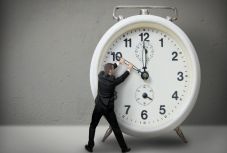 Most már csak a parlamenten múlik, hogy át kell-e majd állítanunk az órát