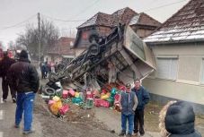 Túlságosan is a házhoz vitte a sört egy kamion Maros megyében