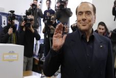 Félmeztelen nő ugrott a szavazóurnára Berlusconi ellen tiltakozva