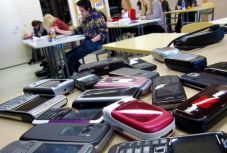 Kitiltják a francia iskolákból a mobiltelefonokat