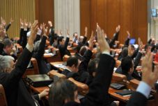 Hivatalos: nem kereskedhetnek egyéni vállalkozóként a honatyák