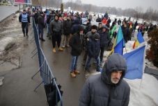 Mintegy félszáz tüntető próbált kedden bejutni a parlament épületébe